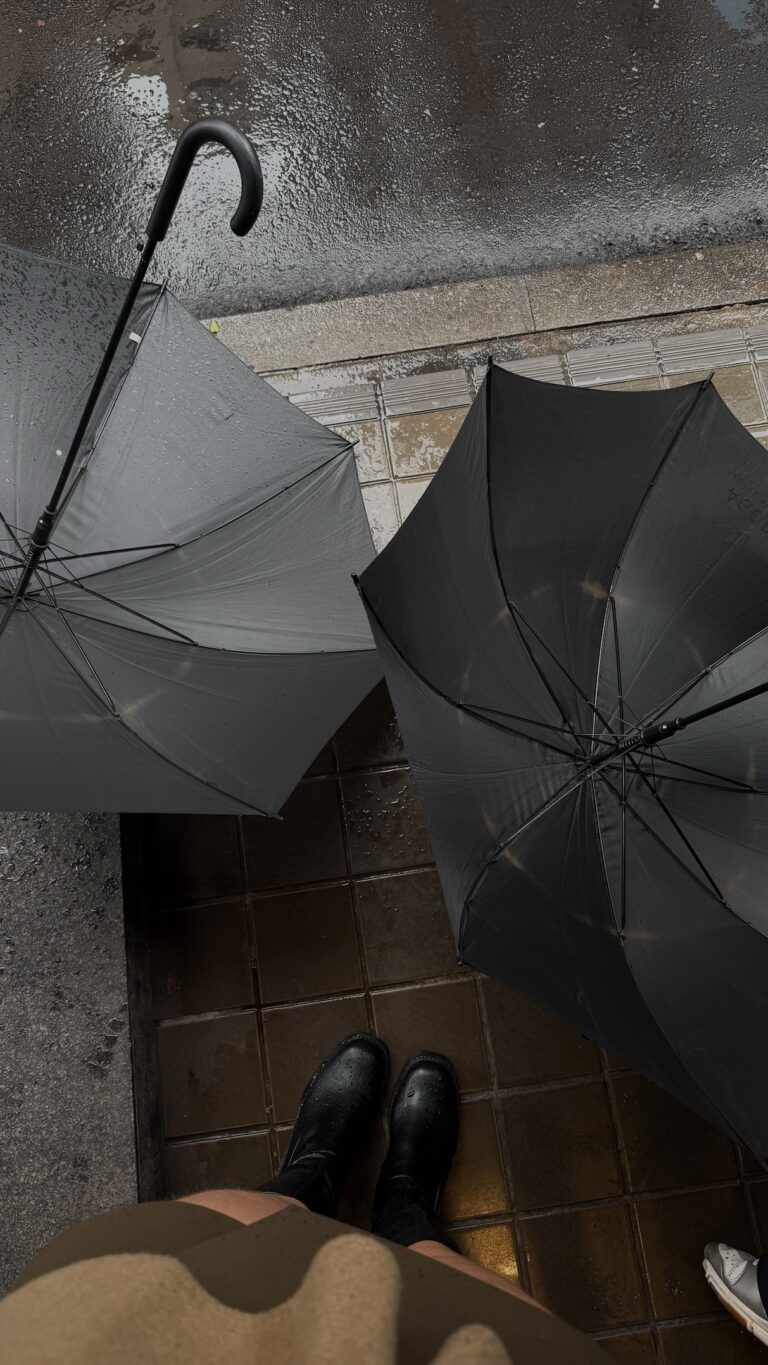 10 Casual Rainy Day Outfits That’ll Look Chic