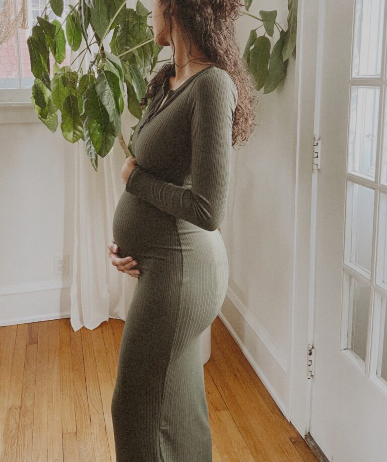 Maternity Outfits That Actually Work When Everything Else Stops Fitting